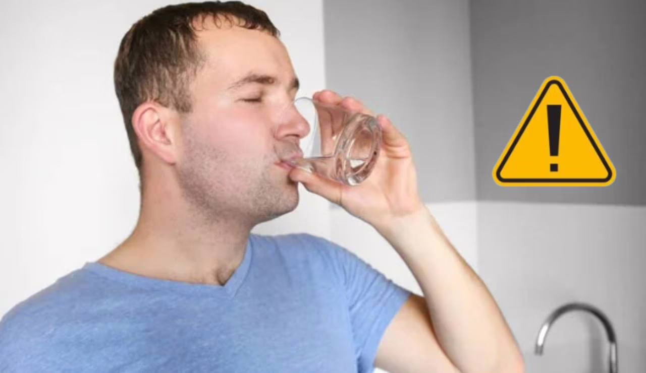 Uomo beve acqua (Depositphotos foto)