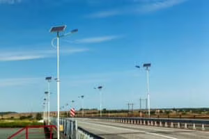 lampioni solari, illuminazione, strade, città, sicurezza, parcheggi, ambiente, energia solare, batteria, convenienza, vantaggi, sostenibilità, Building Close-up Engineering