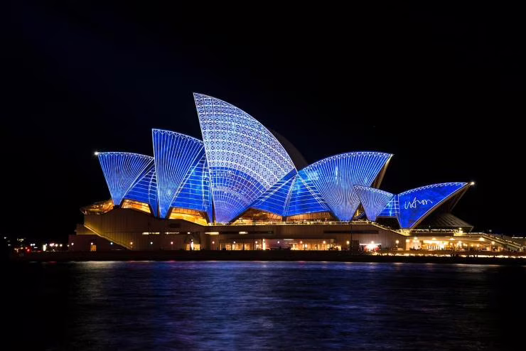 L'Opera House di Sidney di sera (Pixabay)