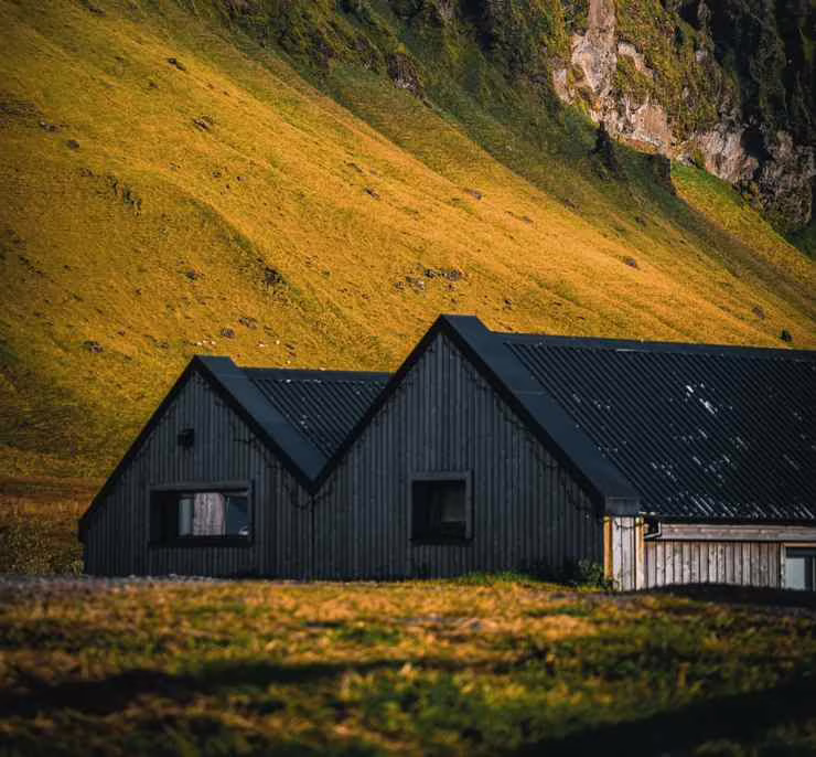 Una casa in legno tra le montagne (Pixabay)