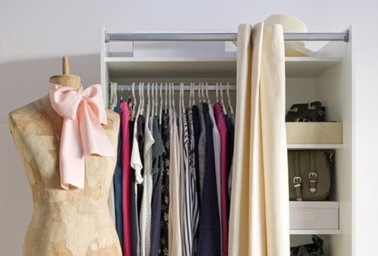 Un armadio con vestiti (Pixabay)