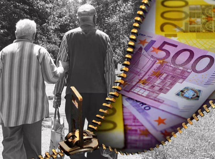 Due anziani si tengono per mano, accanto spuntano degli euro 