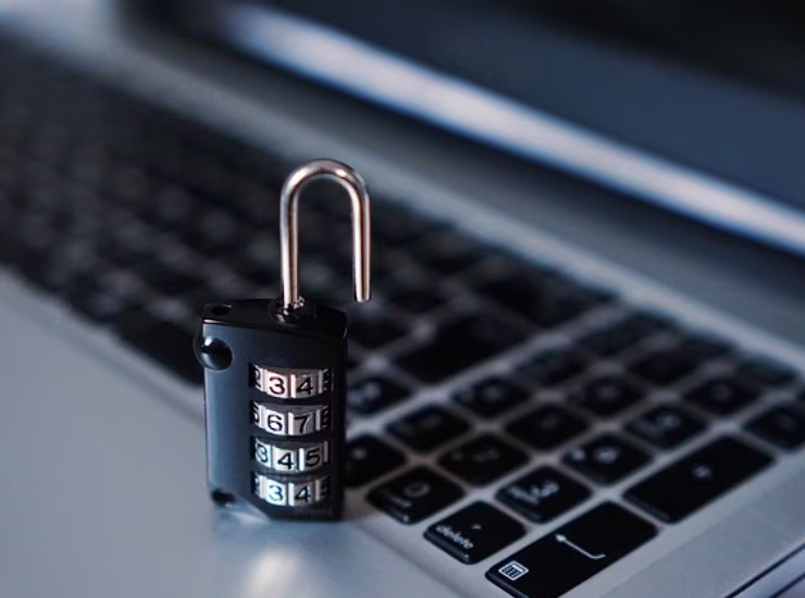 Un lucchetto aperto accanto ad un pc
