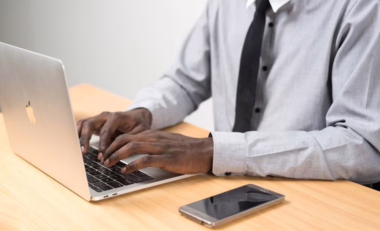 Persona davanti al computer