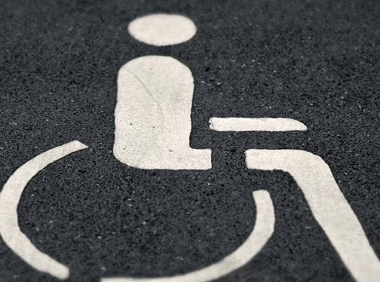 Segnale disabili su strada