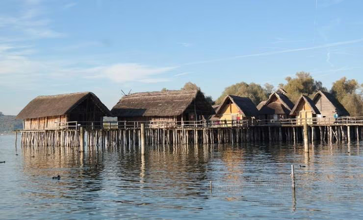 Palafitte su lago