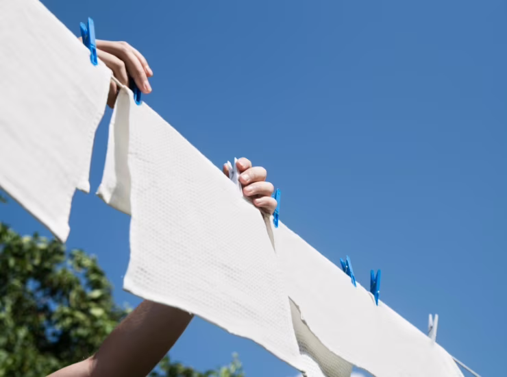 Persona che stende il bucato