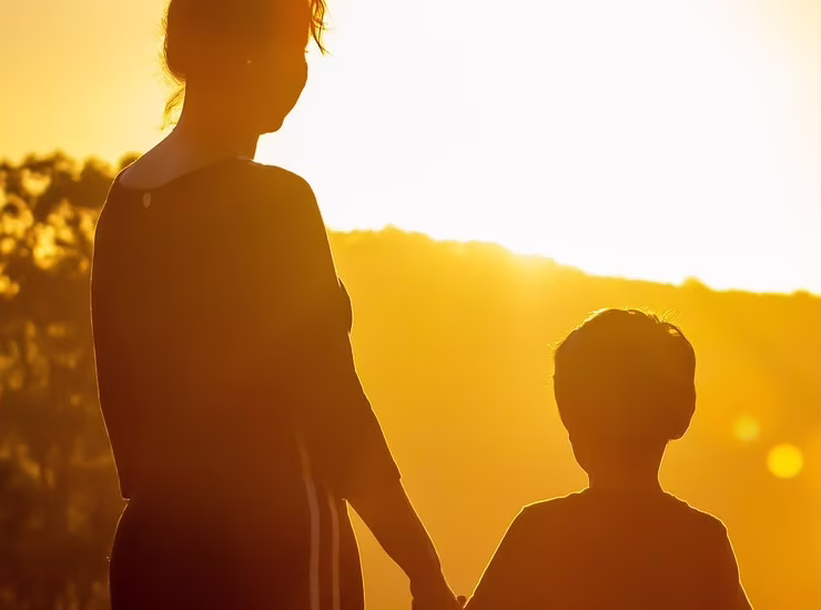madre e figlio mano nella mano