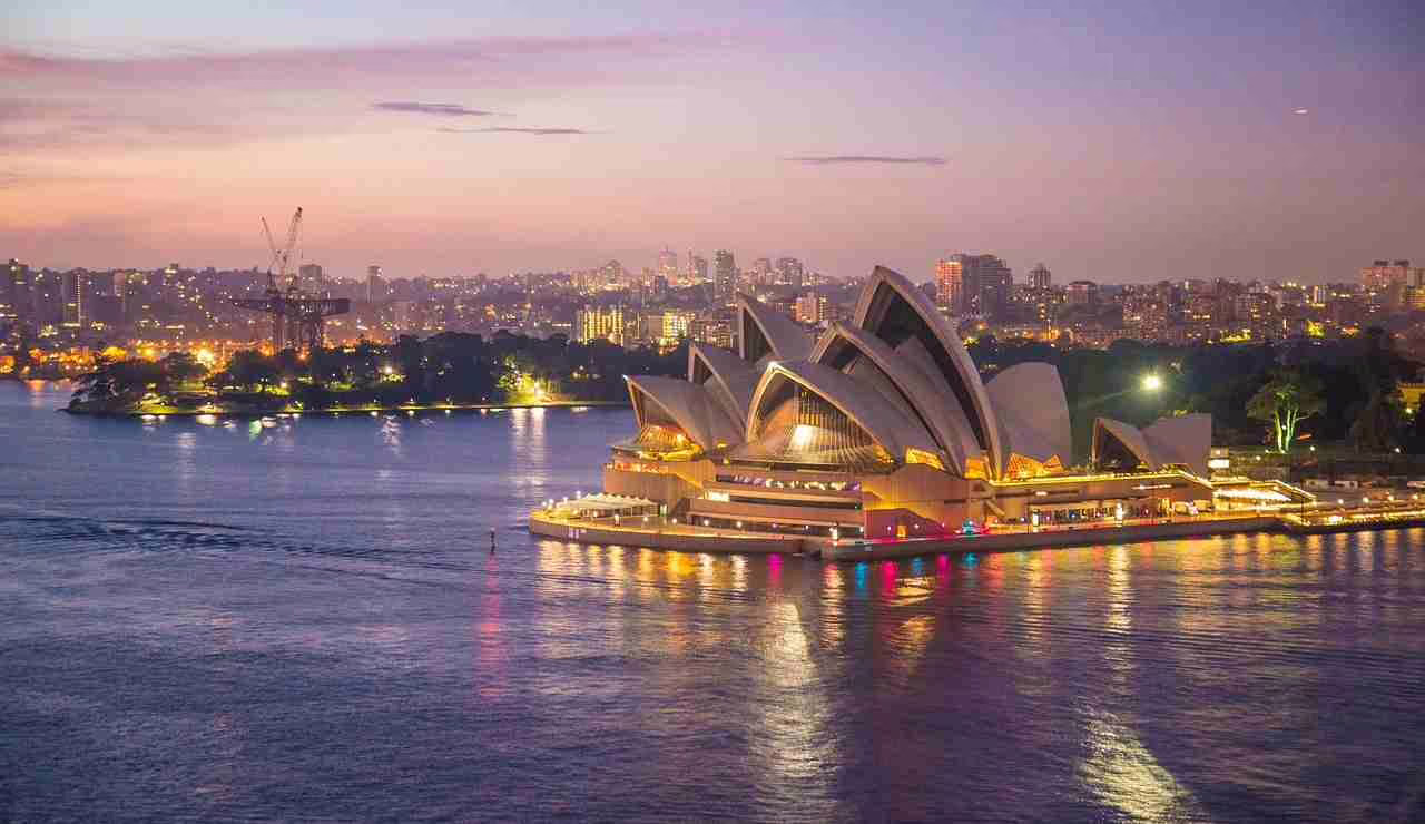 Sydney Opera House di sera (Pixabay foto)