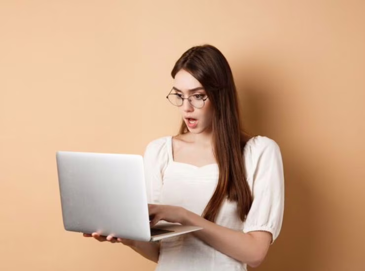 Donna sorpresa davanti al pc