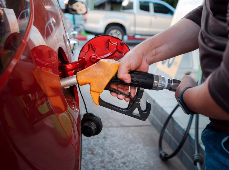 Persona che fa benzina