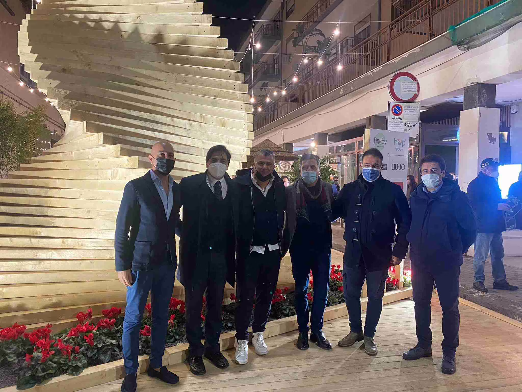 Monfalcone, inaugurati l’albero in legno e la chiusura alle auto
