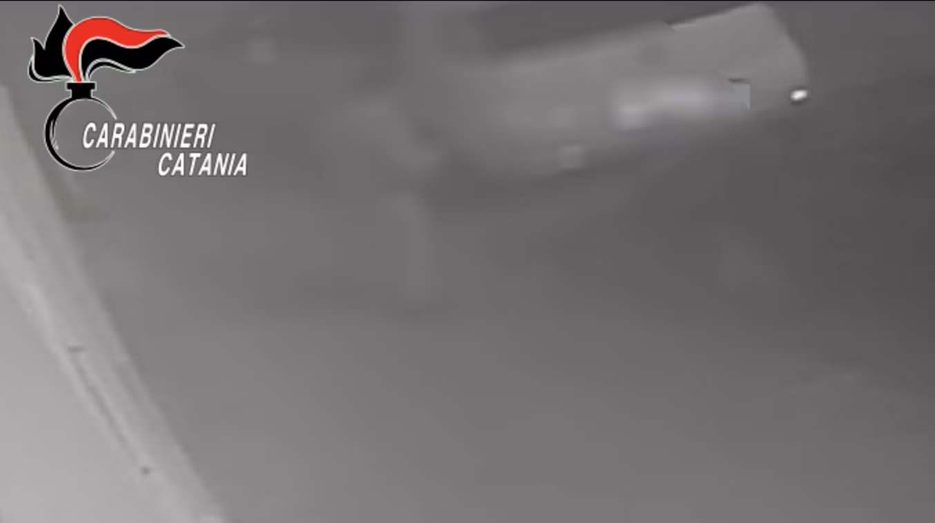 Tagliano gomme a 6 auto, denunciati 3 minori