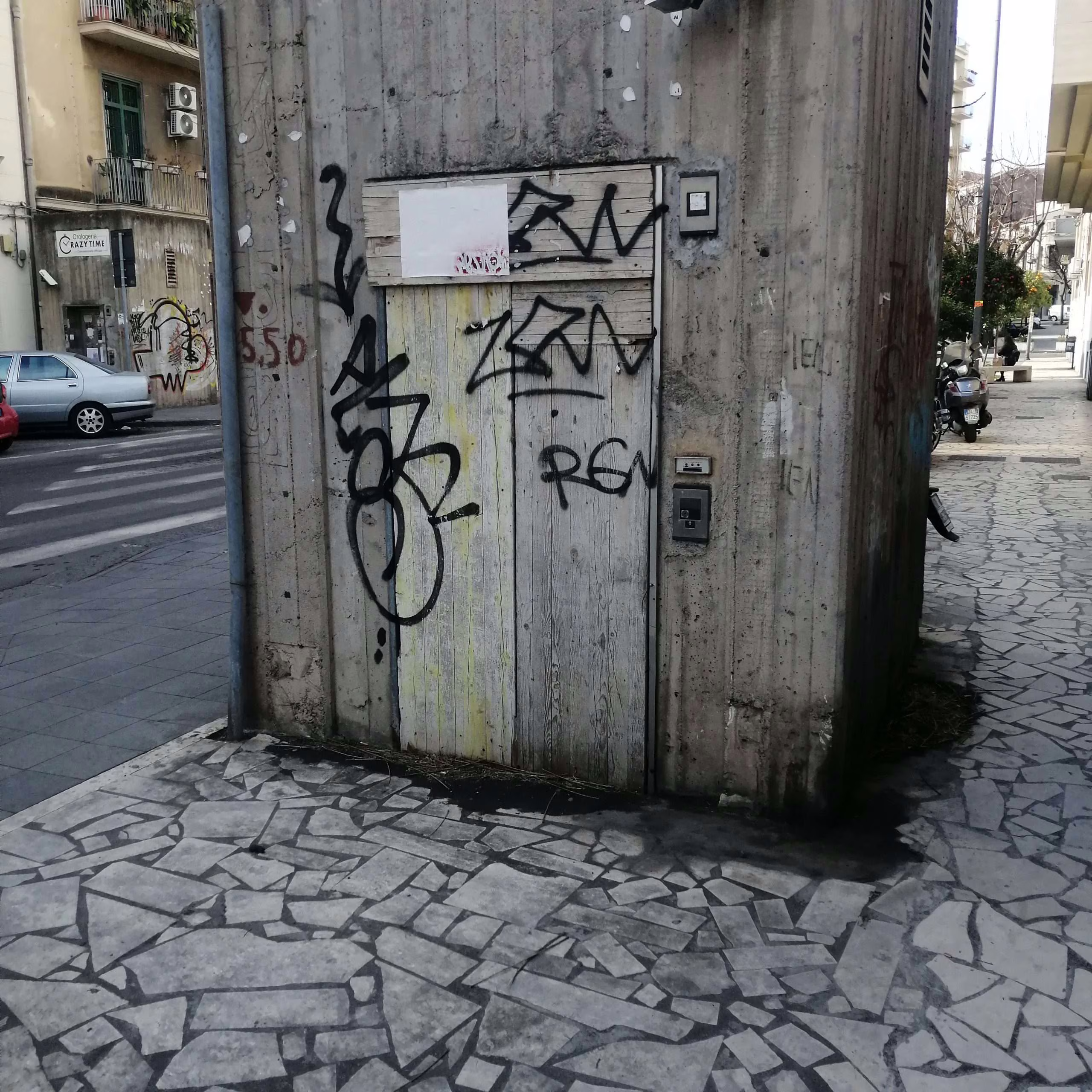 Colonne cemento metropolitana da recuperare in Corso delle Province