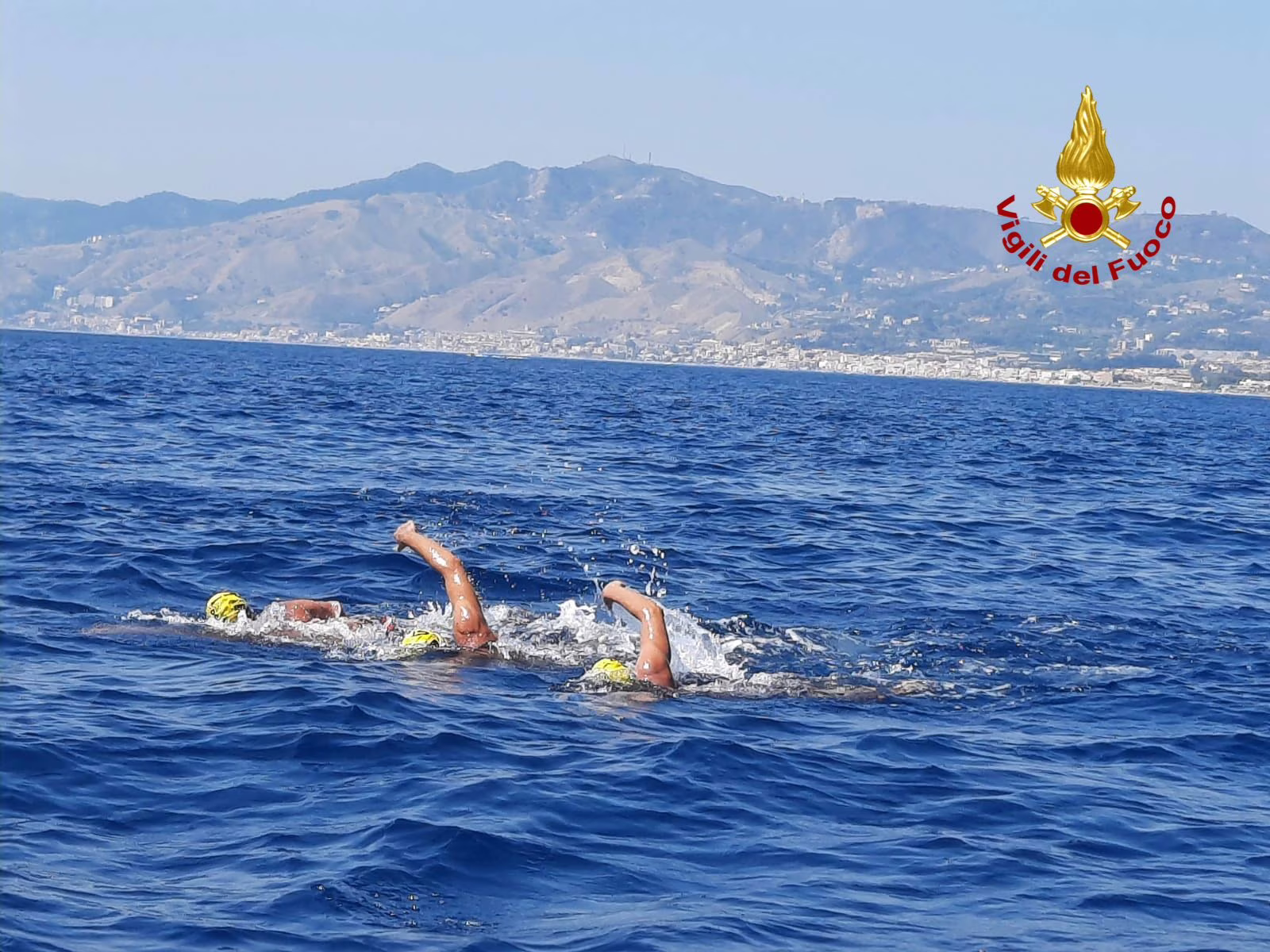 Vigile del fuoco attraversa a nuoto lo Stretto di Messina