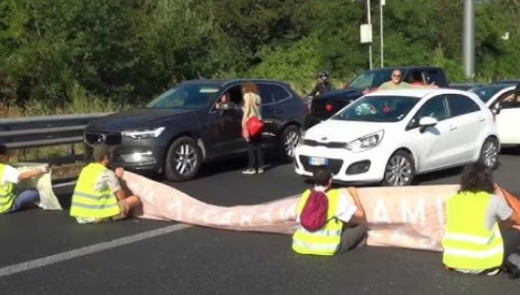 Blocco stradale - (cataniaoggi.it-video)