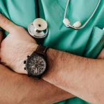SCANDALO Sanità, operano a cuore aperto per 6,69€ all’ora: medici pagati come i ciabattini | Il 70% dello stipendio in tasse