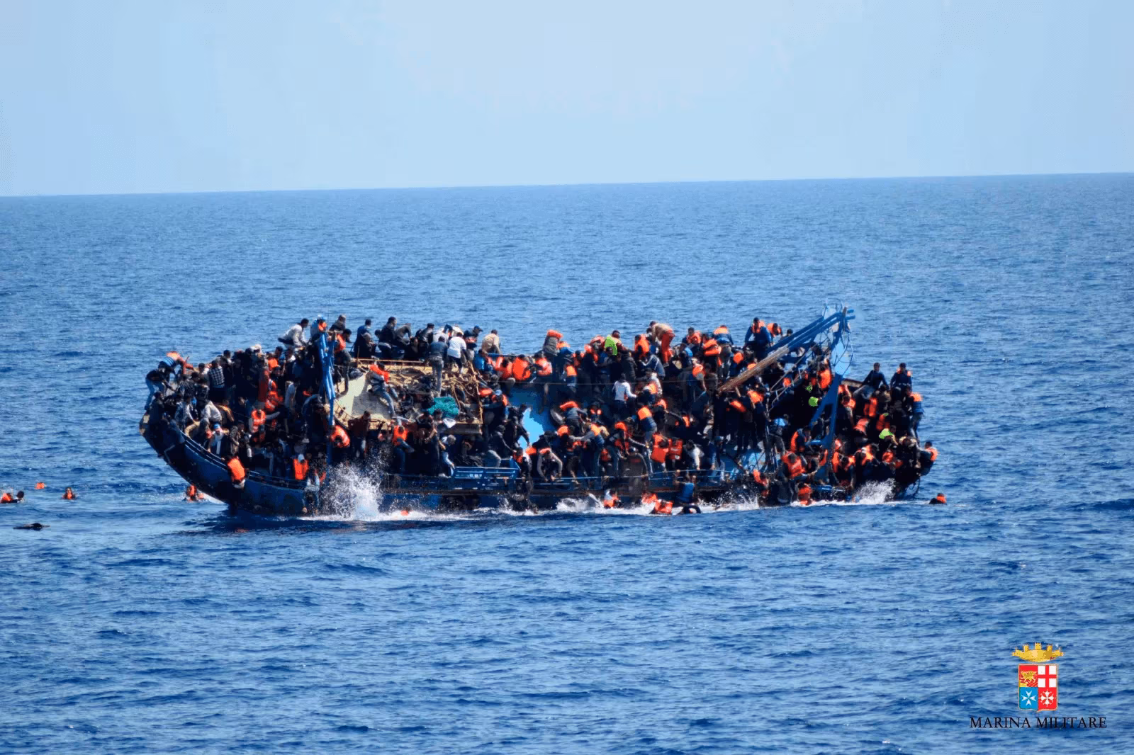 Lampedusa, due morti e decine di intossicati per idrocarburi: «Si fugge dall’inferno e si attraversa l’inferno»