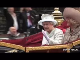 La regina Elisabetta debutta su Twitter, si firma Elizabeth R.