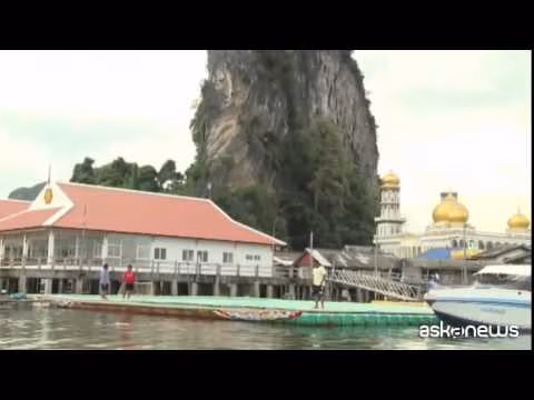 Thailandia, campo di calcio galleggiante per lanciare il turismo