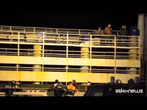 Attraccato a Corigliano il barcone fantasma degli immigrarati