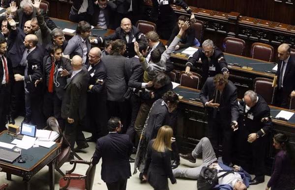 bagarre-aula parlamento