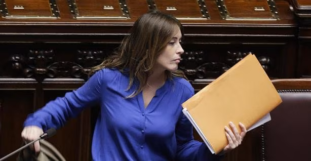 Il ministro per le Riforme e i Rapporti con il Parlamento Maria Elena Boschi durante il dibattito in aula alla Camera dei Deputati per il voto di fiducia al governo di Matteo Renzi, Roma 25 febbraio 2014. ANSA/ RICCARDO ANTIMIANI