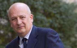 Il coordinatore della Pdl, Sandro Bondi, dopo il vertice del Pdl che si e' tenuto a Palazzo Grazioli, Roma, 3 aprile 2012. "O la politica è capace di trovare delle soluzioni capaci di ripristinare un normale equilibrio fra i poteri dello Stato e nello stesso tempo rendere possibile l'agibilità politica del leader del maggior partito italiano oppure l'Italia rischia davvero una forma di guerra civile dagli esiti imprevedibili per tutti". Così Sandro Bondi (Pdl).ANSA/MASSIMO PERCOSSI