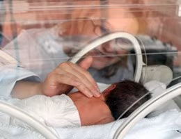 Bambino-nato-prematuro-in-unincubatrice