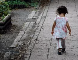 bambino-piccolo-solo