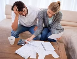 crisi bollette coppia