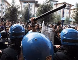scuola_scontri_studenti_polizia
