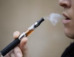 fumatore-sigaretta-elettronica