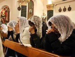 donne-con-il-velo-in-chiesa