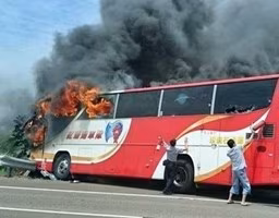 bus prende fuoco
