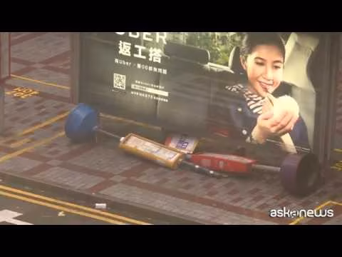 Hong Kong bloccata dal passaggio del tifone Nida