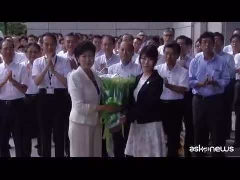 L’inchino dei dipendenti del Comune alla prima sindaca di Tokyo