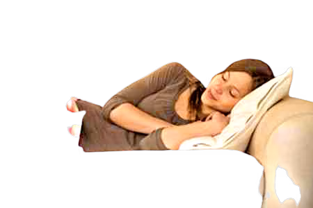 1ragazza-dorme-divano-removebg-preview