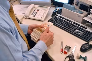 cassiere-banca-soldi-005