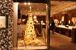 golden_christmas_tree_in_ginza_tokyo