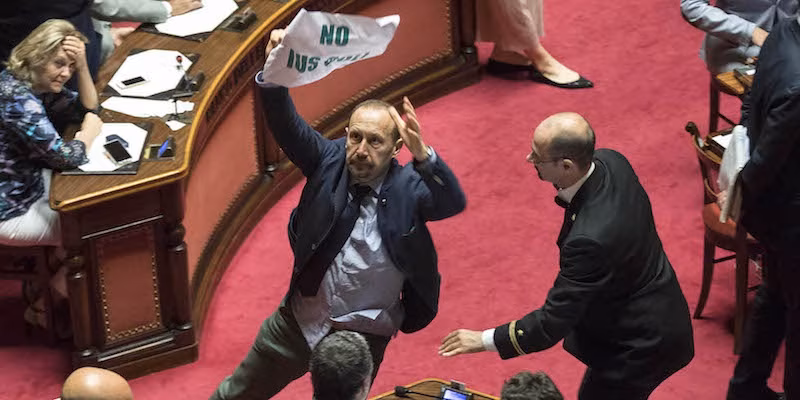 Lo Ius soli verso la fiducia, Lega scatena bagarre al Senato. Fedeli in infermeria