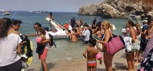 Incendi, bruciano Sicilia e Vesuvio. Fuga da un villaggio di San Vito, 700 ospiti messi in salvo