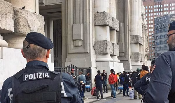 Controlli polizia in Stazione Centrale a Milano
