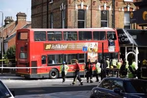 Autobus a due piani si schianta contro un negozio