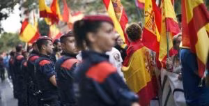 La Catalogna non cede, migliaia in piazza a Barcellona