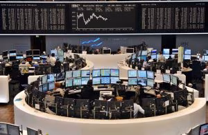 Allarme di Juncker: prepararsi a scenario peggiore, poi frena. Ma crolla Piazza Affari