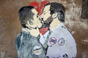A Roma spunta murales, bacio tra Salvini e di Maio