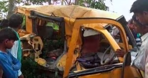 India, treno contro scuolabus