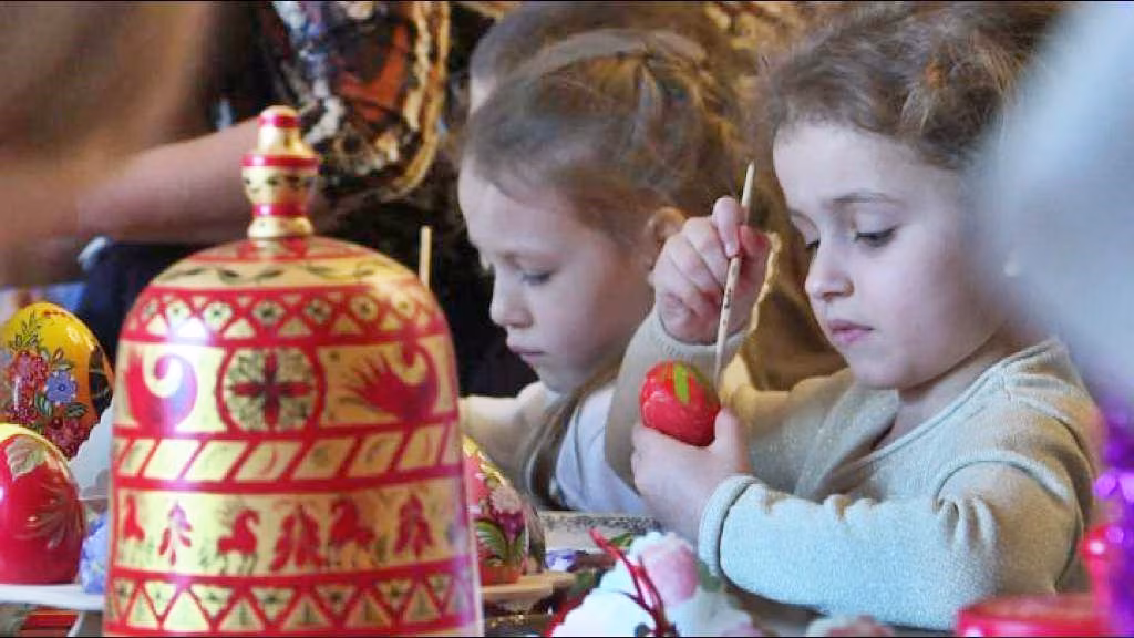 bimbi russi colorano le uova pasquali