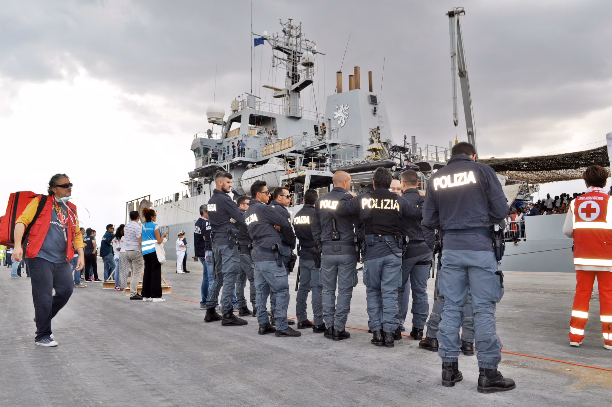 sbarcopoliziamigrantinave